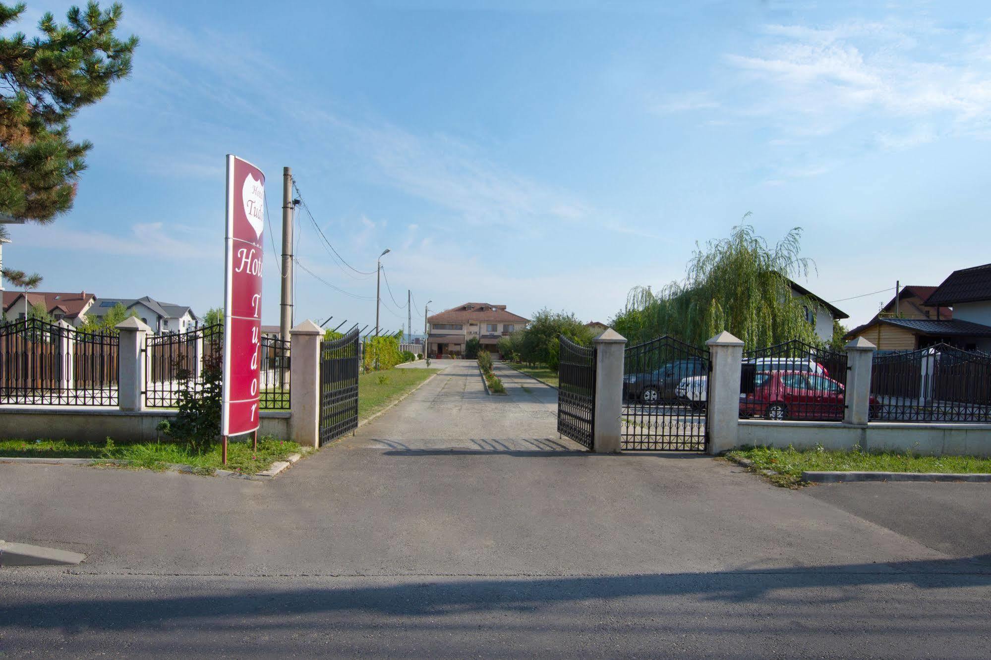 Hotel Tudor Ploieşti Exteriör bild